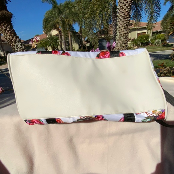 Juicy Couture Duffle Bag White / Pink Roses Nylon Travel Bag Shoulder/Hand Strap - Picture 12 of 16